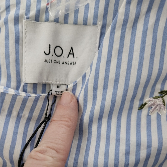 JOA Blue Striped Blouse with Floral Embroidery Size M NWT - Picture 4 of 7